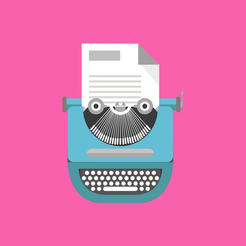 Outra máquina de escrever, desta vez, de cor azul, sobre um fundo rosa.