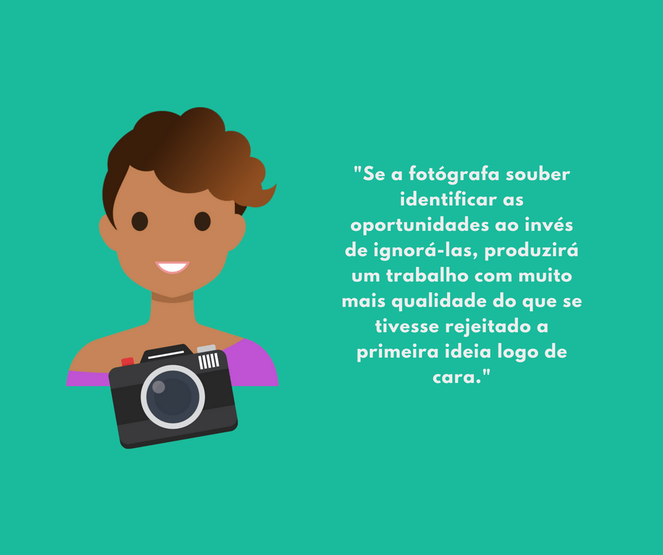 Imagem de uma fotógrafa com uma câmera ao lado da seguinte frase: se a fotógrafa souber identificar as oportunidades ao invés de ignorá-las, produzirá um trabalho com muito mais qualidade do que se tivesse rejeitado a primeira ideia logo de cara. Esta imagem representa o artigo da Fotografia de rua.