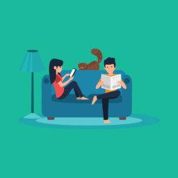 A imagem é composta por três personagens. Uma mulher sentada no sofá, mexendo no celular, um homem lendo jornal, e um gato em cima do encosto do sofá.
