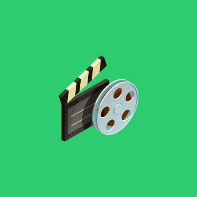 Bitola cinematográfica em suporte de armazenamento e claquete sobre fundo verde, representando o B-roll ou imagens de cobertura.