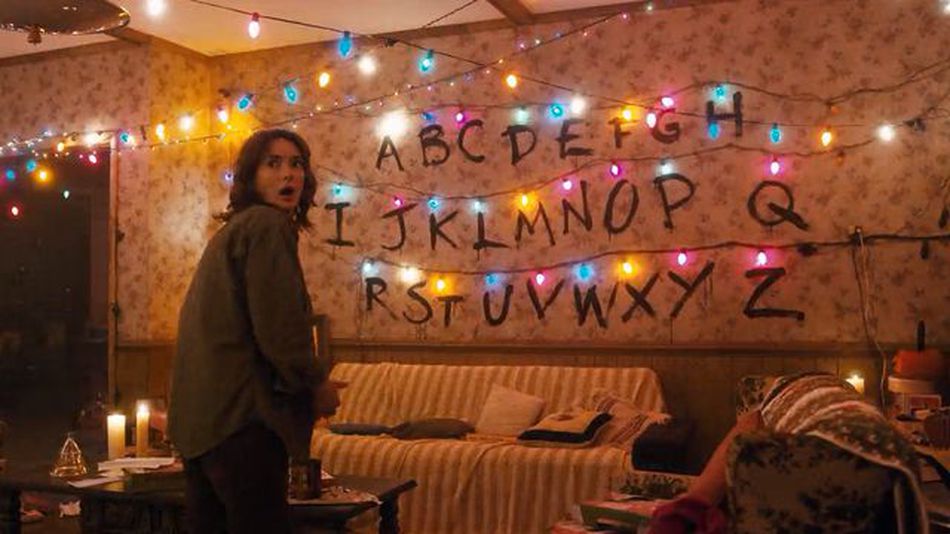 Still da série Stranger Things, que tem uma cena famosa com practical light.