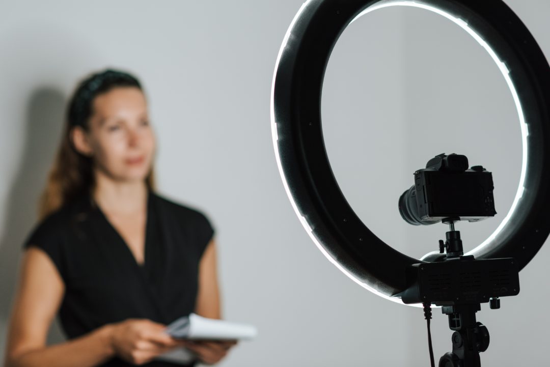 Mulher gravando um vídeo.